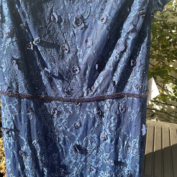 Mac Duggal - Floral Appliqué Boat Neck Short Sleeve Gown - Midnight Size 16 - Picture 11 of 17